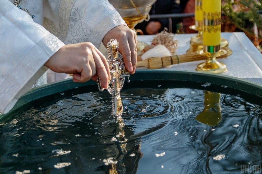 Водохреще: освячення води, зимові купання і сила давніх вірувань