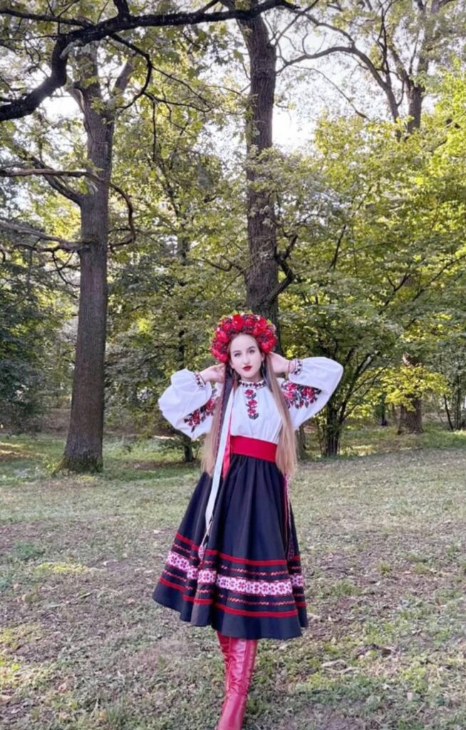 Що символізує червоний орнамент на вишиванках